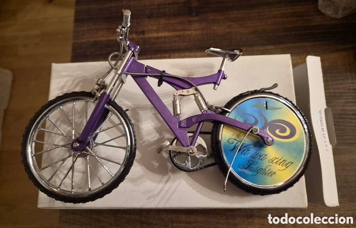 Coleccionismo: Curioso Encendedor / Mechero Figura Bicicleta de Monta&ntilde;a BTT Violeta con Caja - Miniatura Colecci&oacute;n
