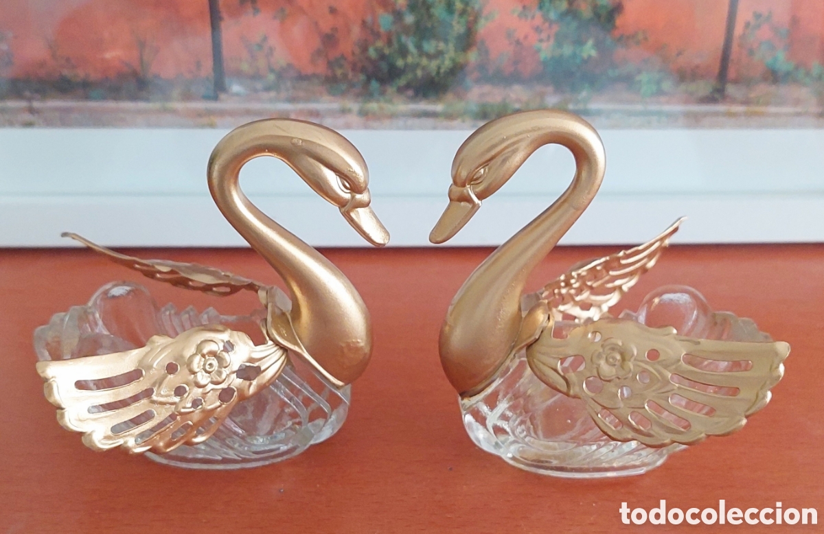 Sammeln: Preciosa pareja de cisnes decorativos en cristal tallado y metal dorado