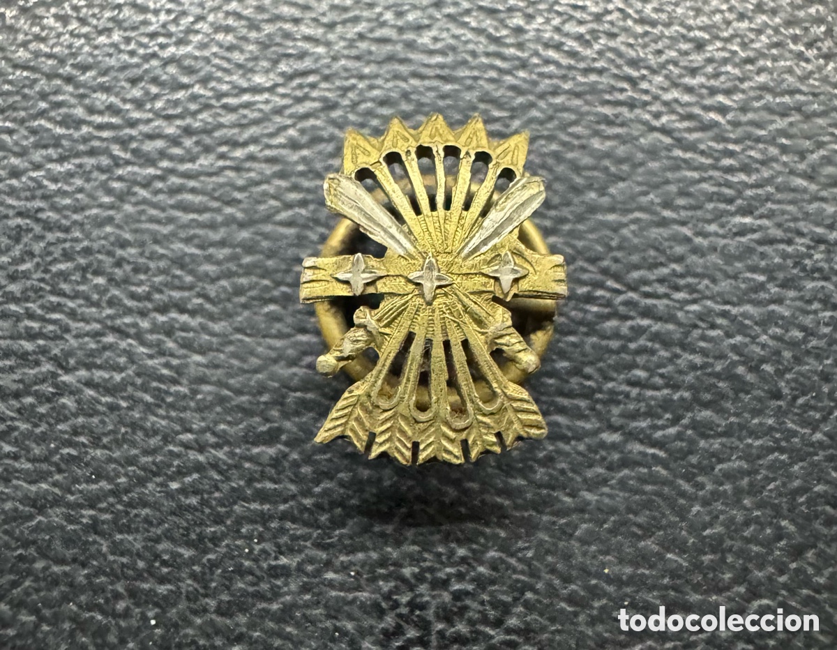 Coleccionismo: INSIGNIA LATON GUARDIA de FRANCO. YUGO FLECHAS. FALANGE. RARA. Excelente.