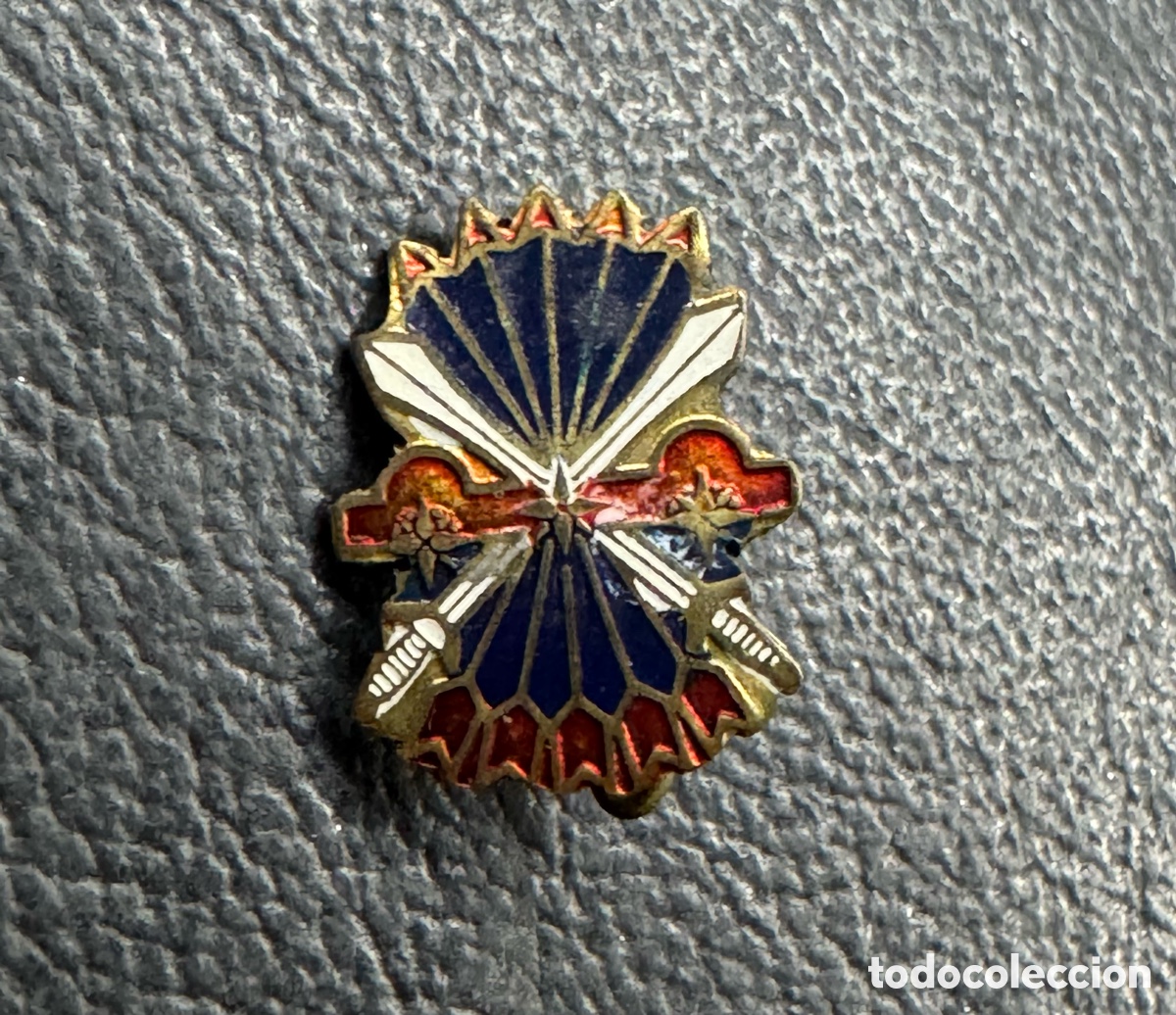 Coleccionismo: INSIGNIA GUARDIA DE FRANCO DE SOLAPA AGUJA ALFILER. FALANGE. ORIGINAL DE &Eacute;POCA.