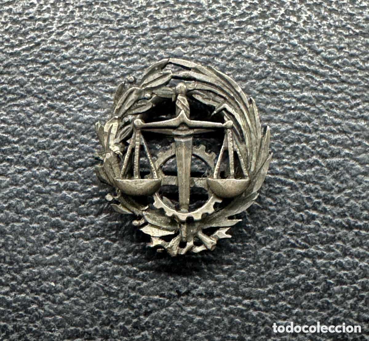 Coleccionismo: Insignia de ojal de bot&oacute;n de la Magistratura de Trabajo / Graduado Social. A&ntilde;os 60 s