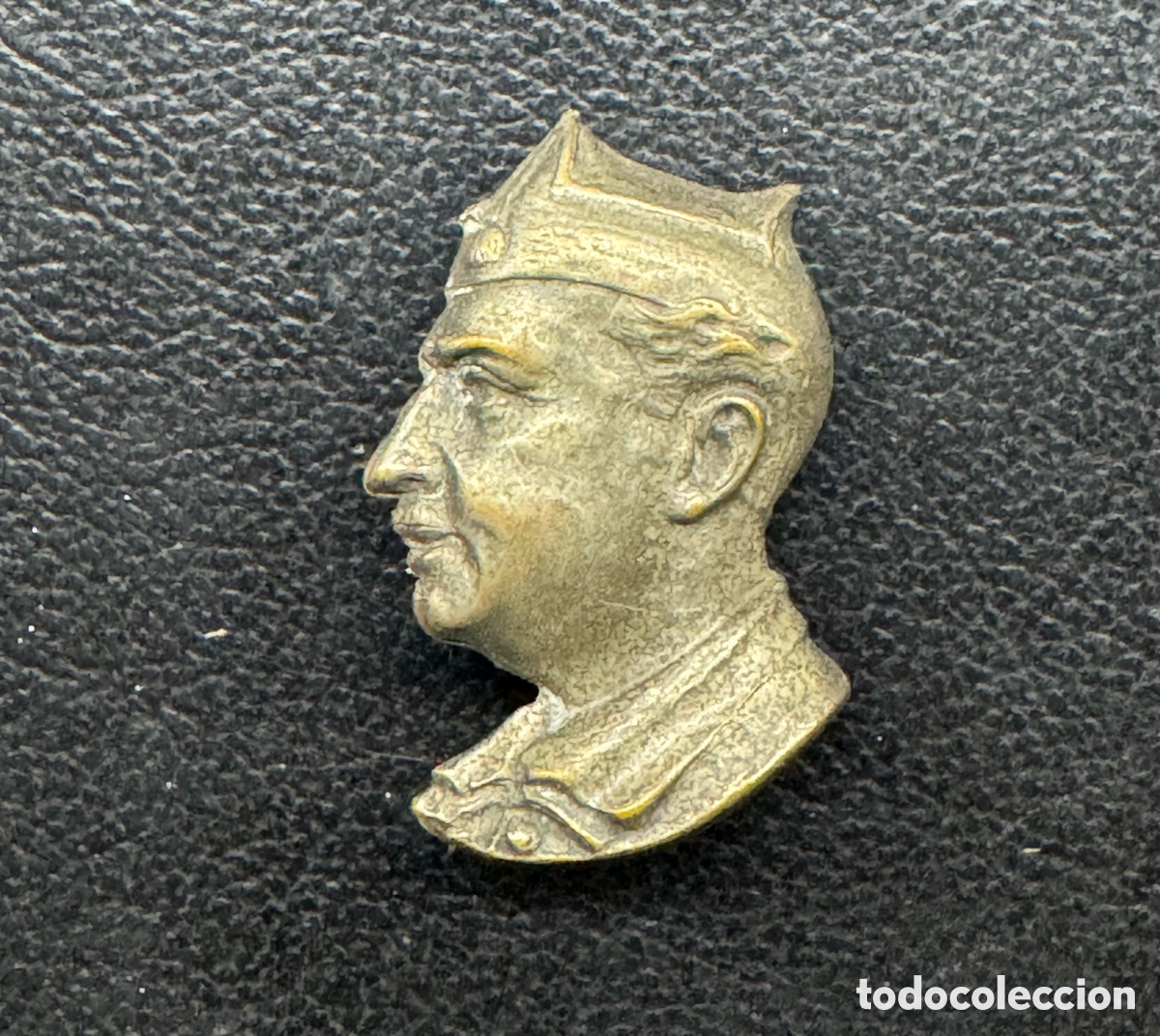 Coleccionismo: Insignia solapa busto perfil Franco gorro isabelino chapiri legionario Guerra Civil
