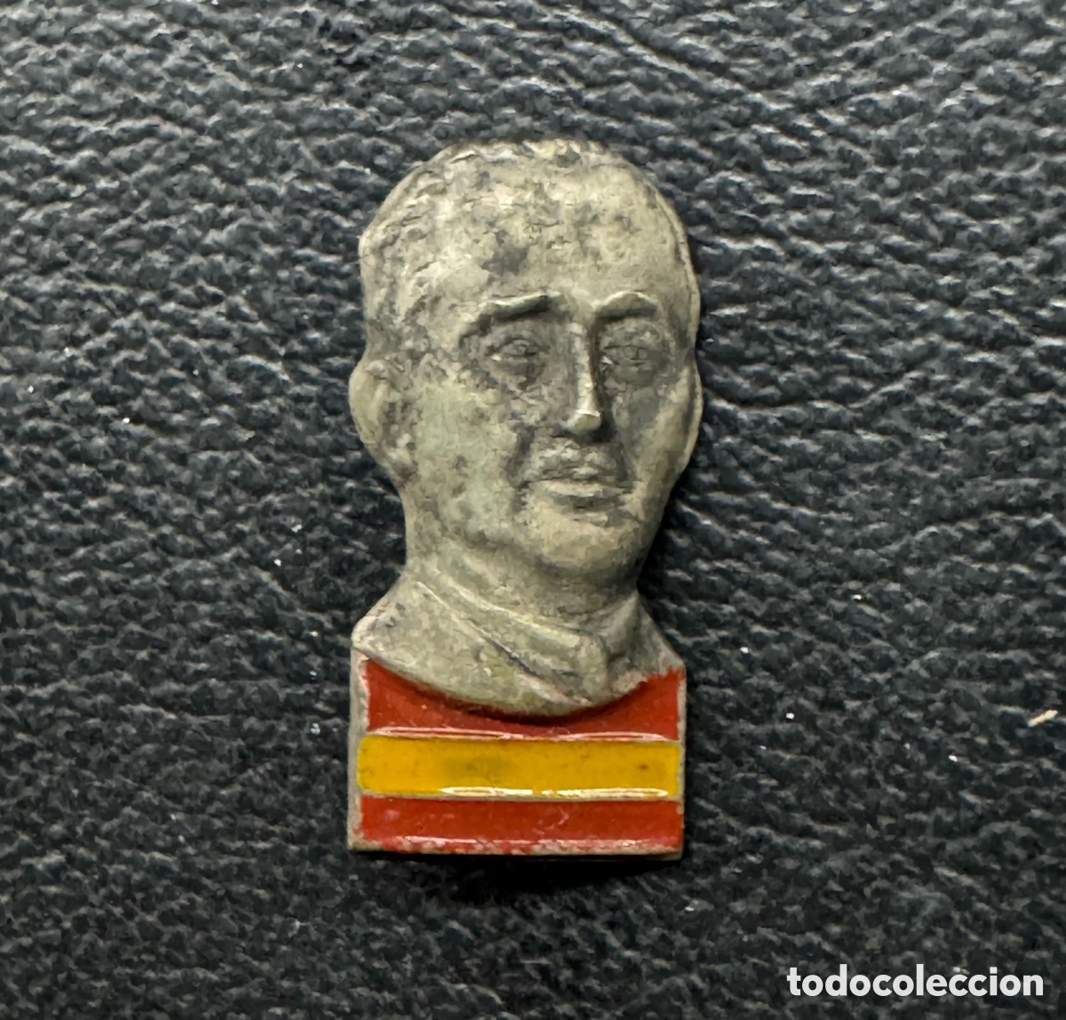 Coleccionismo: Insignia original segundo modelo busto Franco sobre bandera bicolor. patri&oacute;tica de 1937-1939