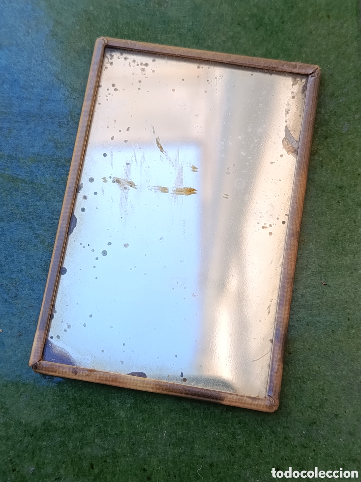 Coleccionismo: Espejo de bolsillo tematica religioso extranjero chapa y espejo. 5,2 x 7,7 cm.