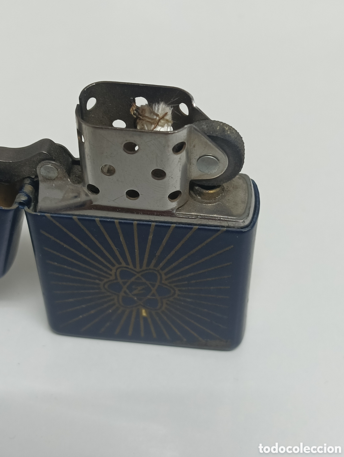 Coleccionismo: Zippo 2009 Azul S&iacute;mbolo At&oacute;mico - Foto 4