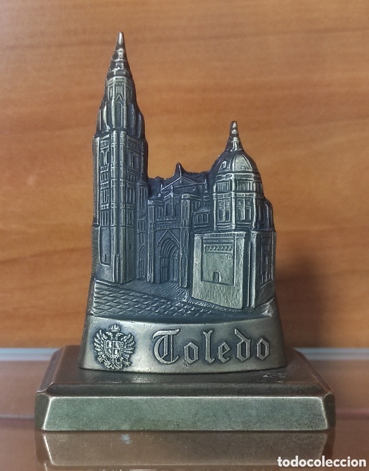 Coleccionismo: MINIATURA EN BRONCE - CATEDRAL Y CIUDAD DE TOLEDO - ALTURA 8 cm.