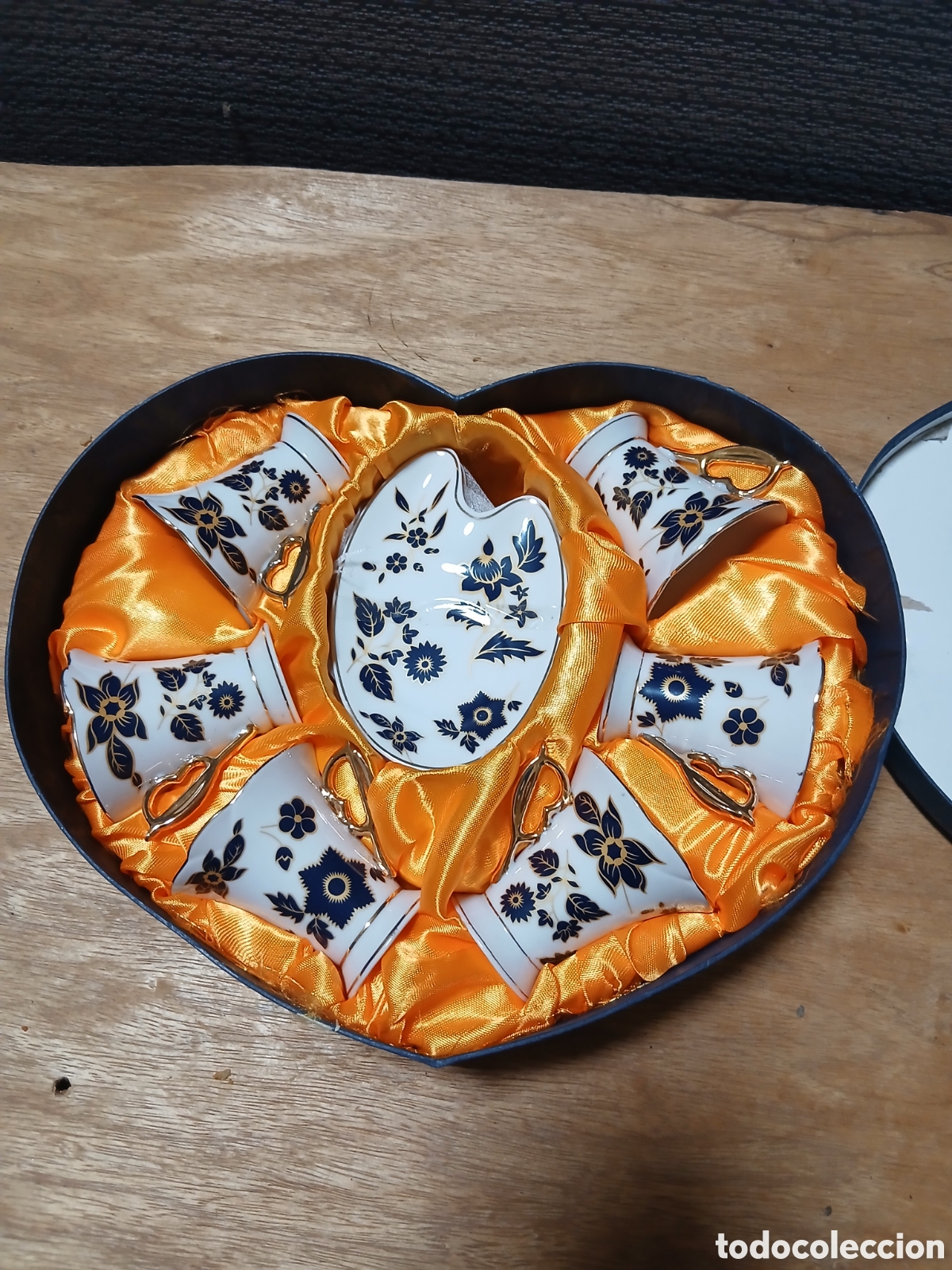 Coleccionismo: Juego de caf&eacute; de porcelana en caja de coraz&oacute;n - Foto 2