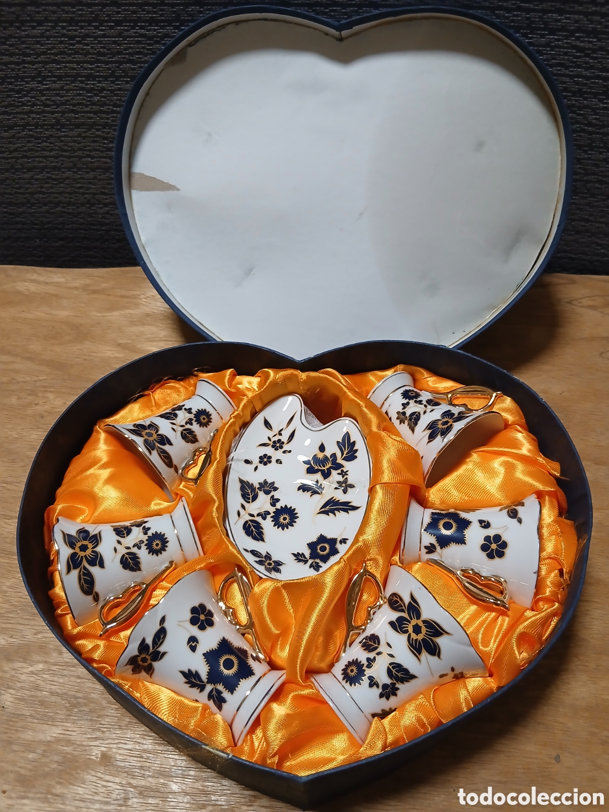 Coleccionismo: Juego de caf&eacute; de porcelana en caja de coraz&oacute;n - Foto 1
