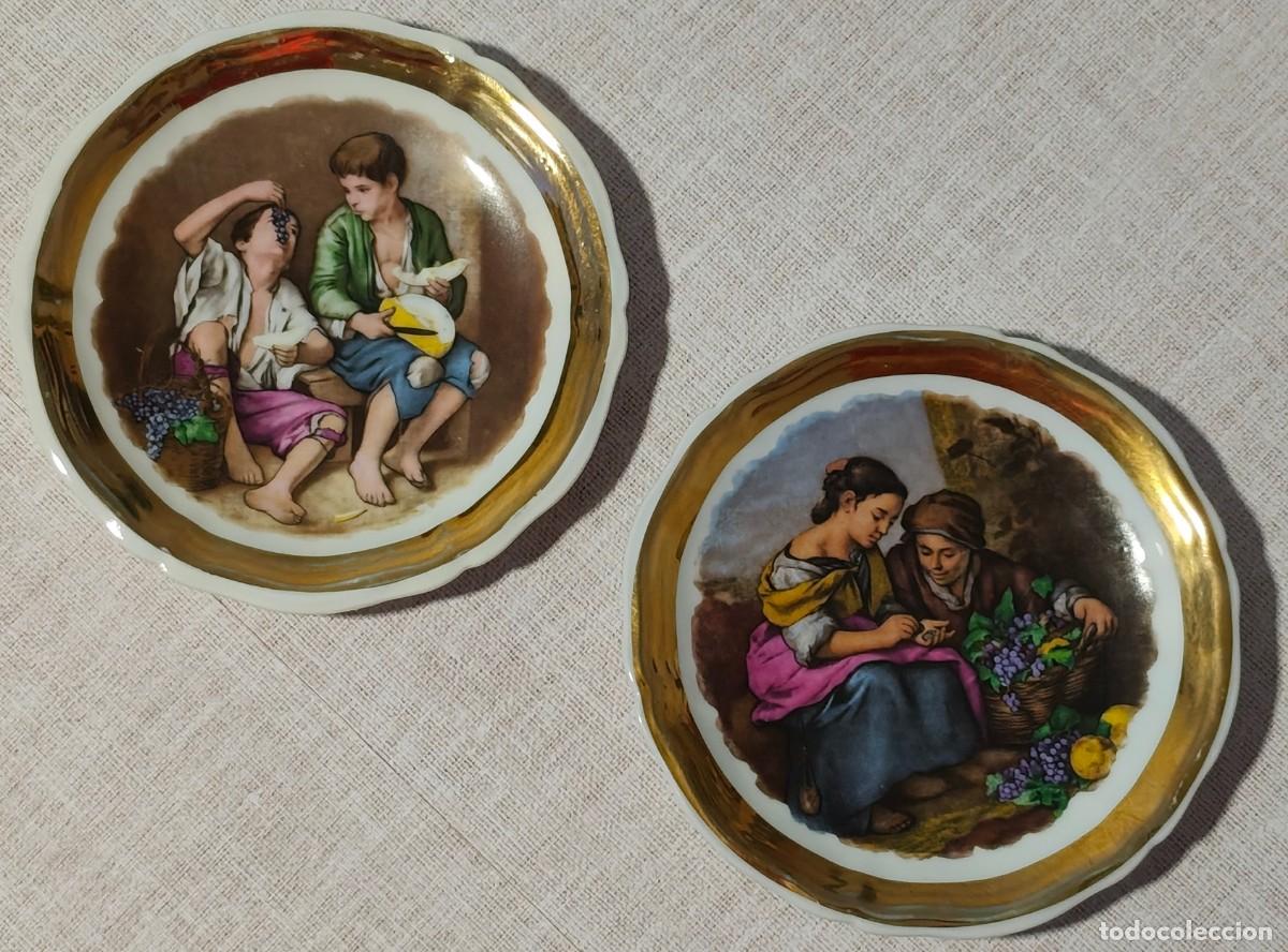 Coleccionismo: LOTE DE 2 PLATOS DECORATIVOS CON ESCENAS DE MURILLO (UNO DE ELLOS CON LA MARCA Y&Auml;GER EN EL REVERSO)