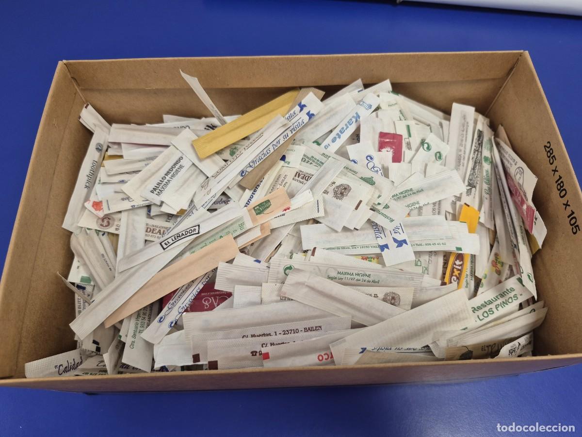 Coleccionismo: CAJA CON CIENTOS Y CIENTOS DE PALILLOS DE LOS DIENTES MONDADIENTES