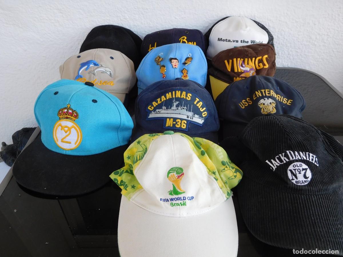 Coleccionismo: LOTE N&ordm; 4 11 GORRAS. UNA DE ELLAS CON VARIOS PINS