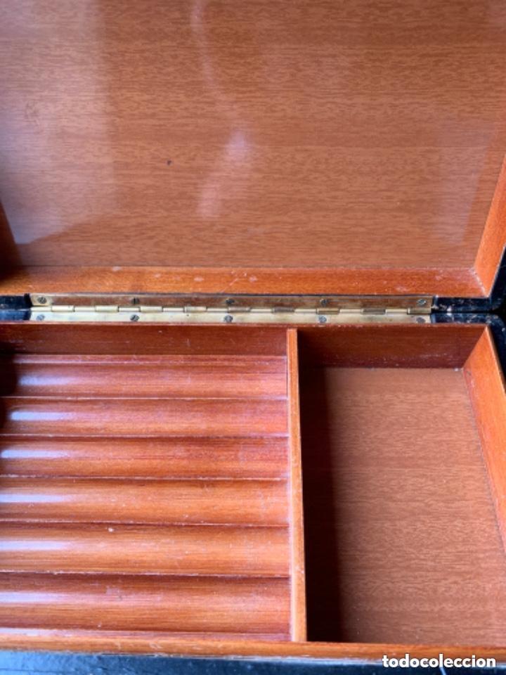 Colecionismo: CAJA DE MADERA FORRADA EN PIEL COLOR NEGRO PARA TABACO - TABAQUERA - ANTIGUA