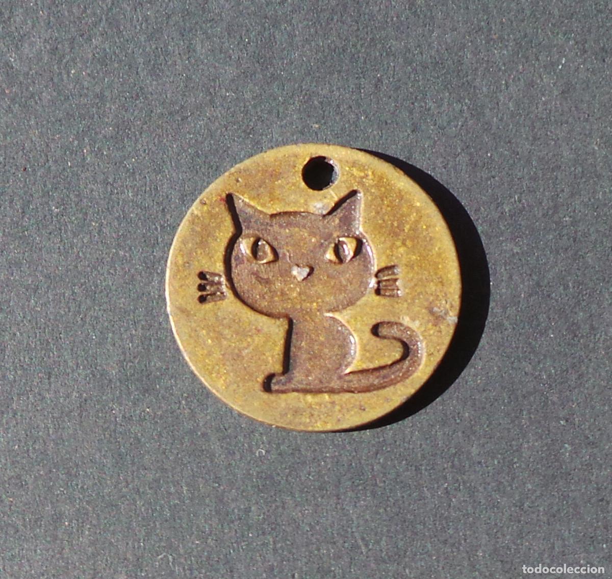 Coleccionismo: MEDALLA CHARM DE BRONCE CON LOGOTIPO GATO GRABADO. REVERSO CON INSCRIPCI&Oacute;N PUC.
