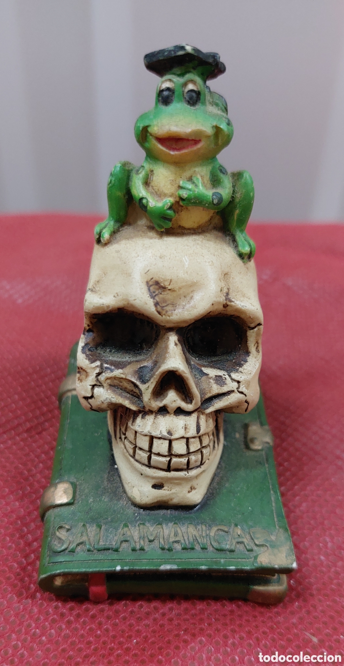 Colecionismo: Figura Rana sobre calavera con libro de Salamanca.
