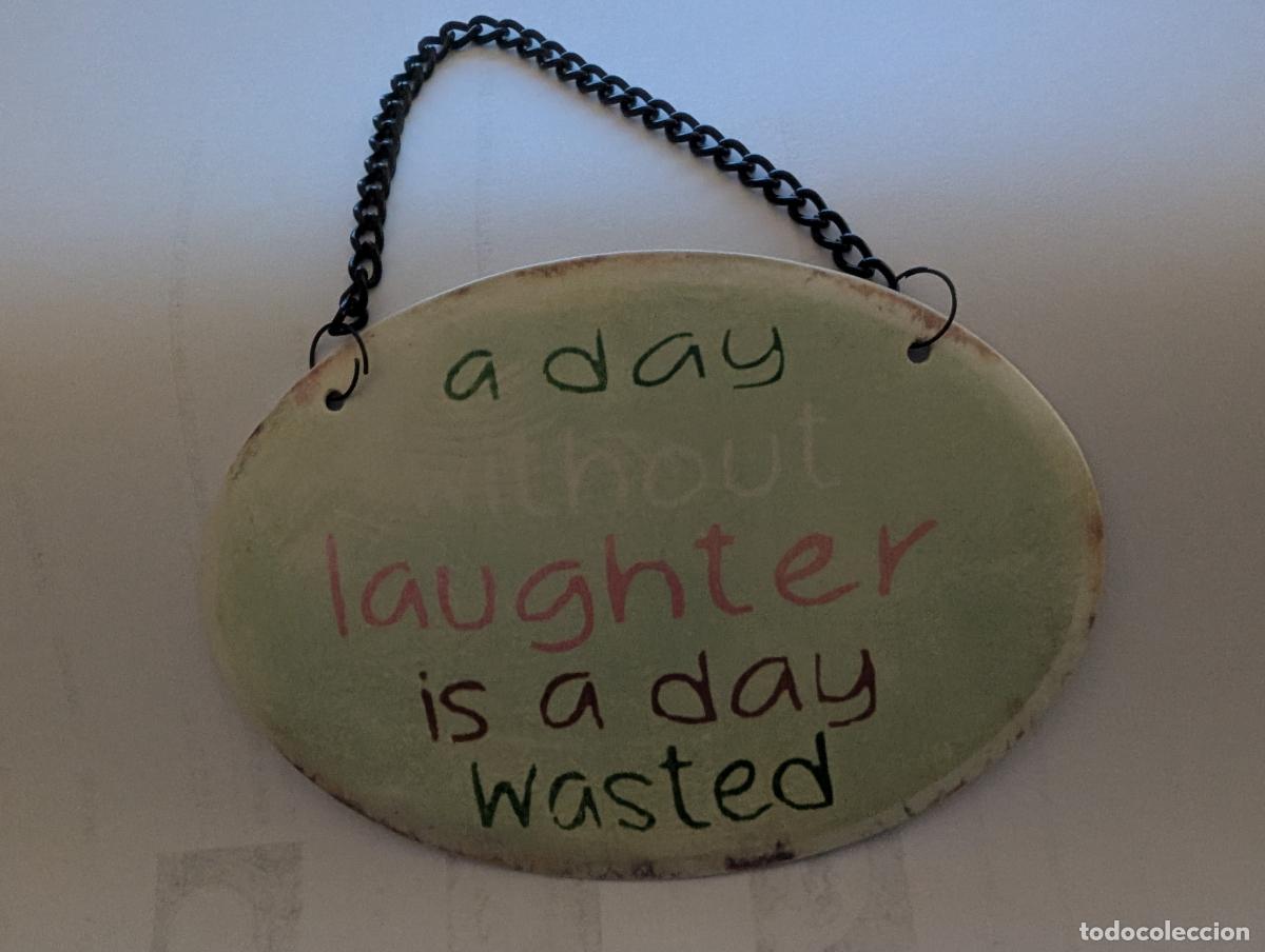 Collezionismo: PLACA METALICA PARA COLGAR &rdquo;A DAY WITHOUT LAUGHTER IS A DAY WASTED&rdquo;. ENVEJECIDA