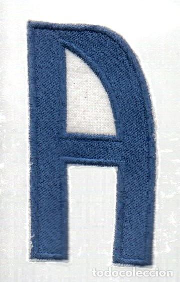 Coleccionismo: PARCHE DE TELA BORDADA. INICIAL - A -, 4,5 X 8,2 CM.