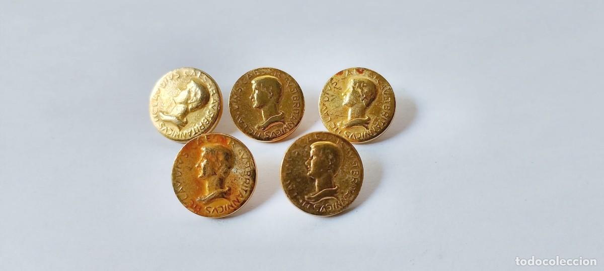 Sammeln: Lote de antiguos botones del emperador Claudio de Roma. Botones met&aacute;licos dorados.