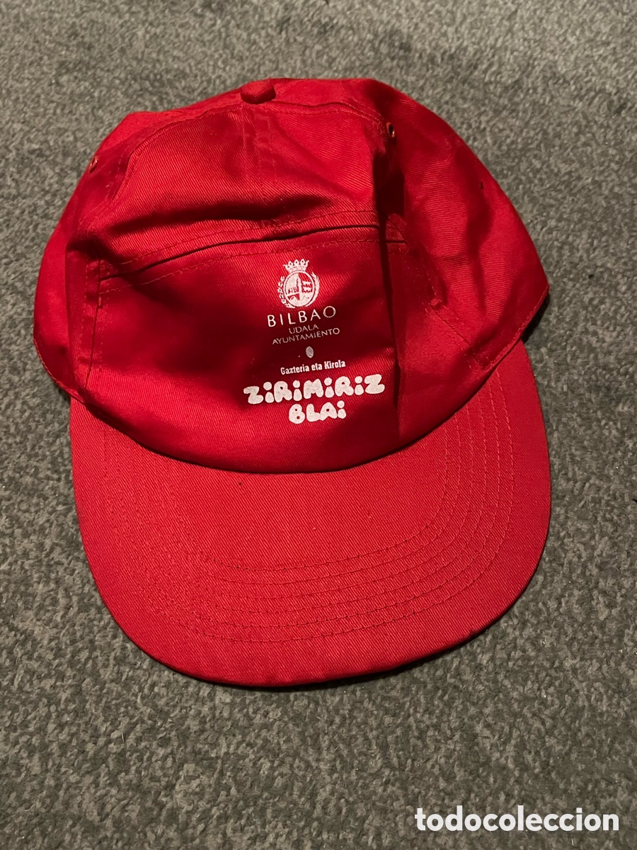 Collecting: Gorra BILBAO Udala Ayuntamiento roja. Gazteria eta kirola. Zirimiriz Blai. Con cierre ajustable
