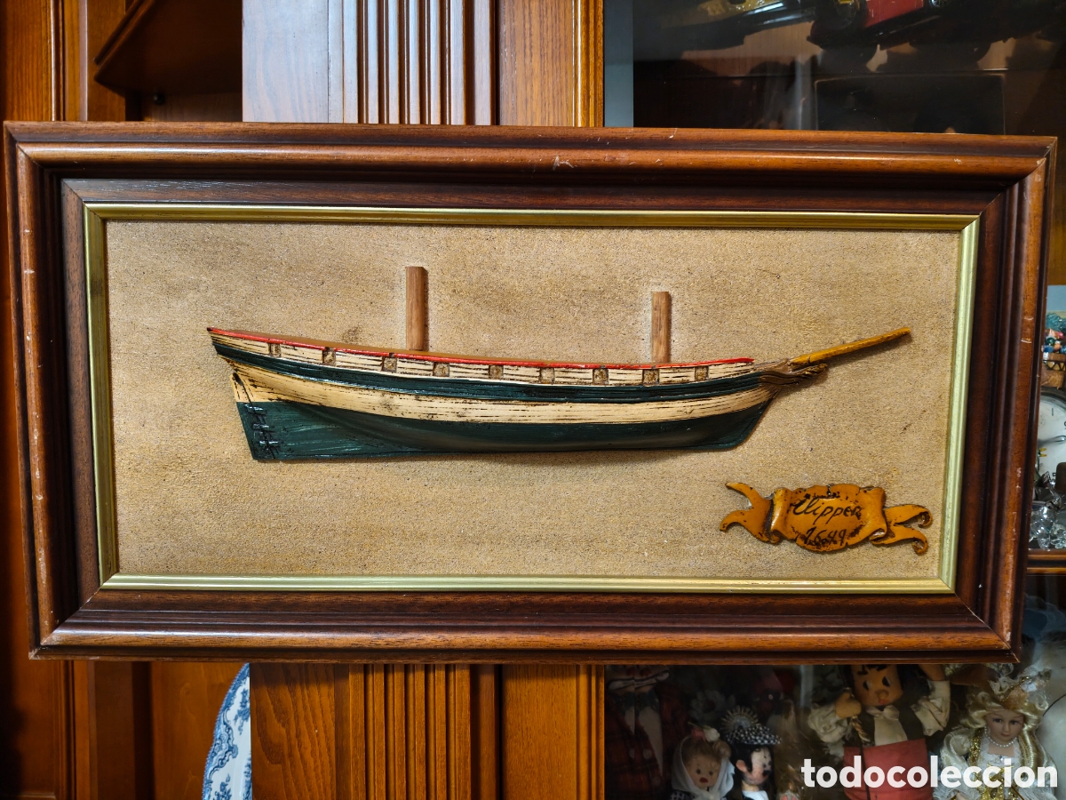 Collectionnisme: Metopa n&aacute;utica decorativa, medio casco de barco en relieve, 55 &times; 30 cm