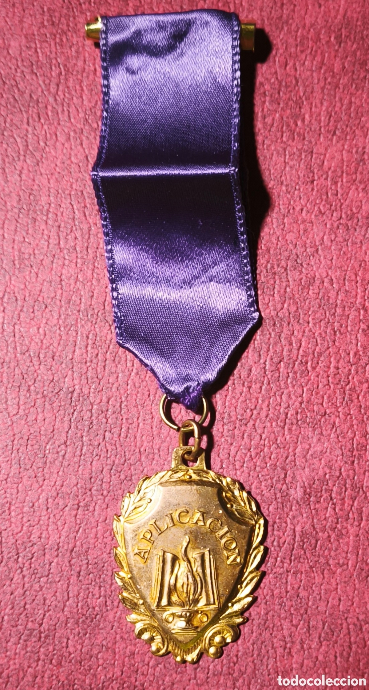Colecionismo: Cuba. A&ntilde;os '80. Medalla al m&eacute;rito escolar. Aplicaci&oacute;n