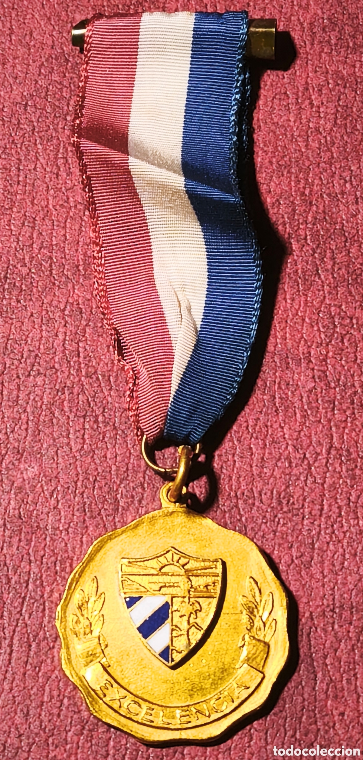 Colecionismo: Cuba. A&ntilde;os '80. Medalla al m&eacute;rito escolar. Excelencia