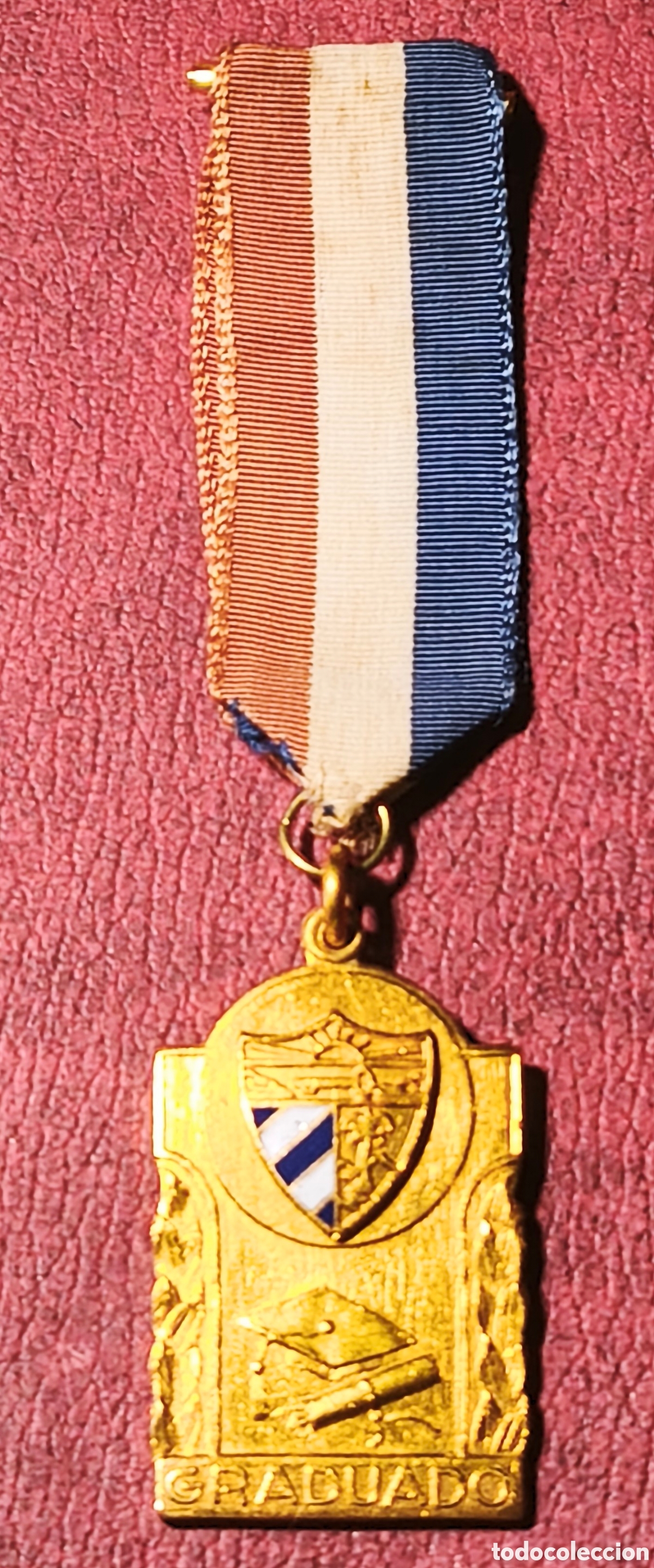 Colecionismo: Cuba. A&ntilde;os '80. Medalla al m&eacute;rito escolar. Graduado