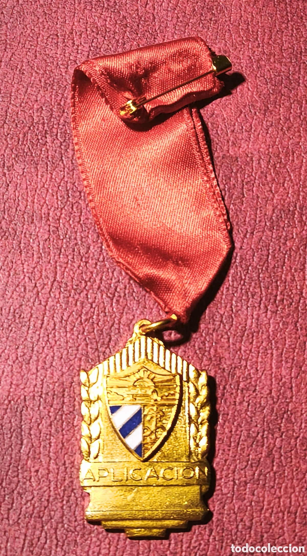 Colecionismo: Cuba. A&ntilde;os '80. Medalla al m&eacute;rito escolar. Aplicaci&oacute;n