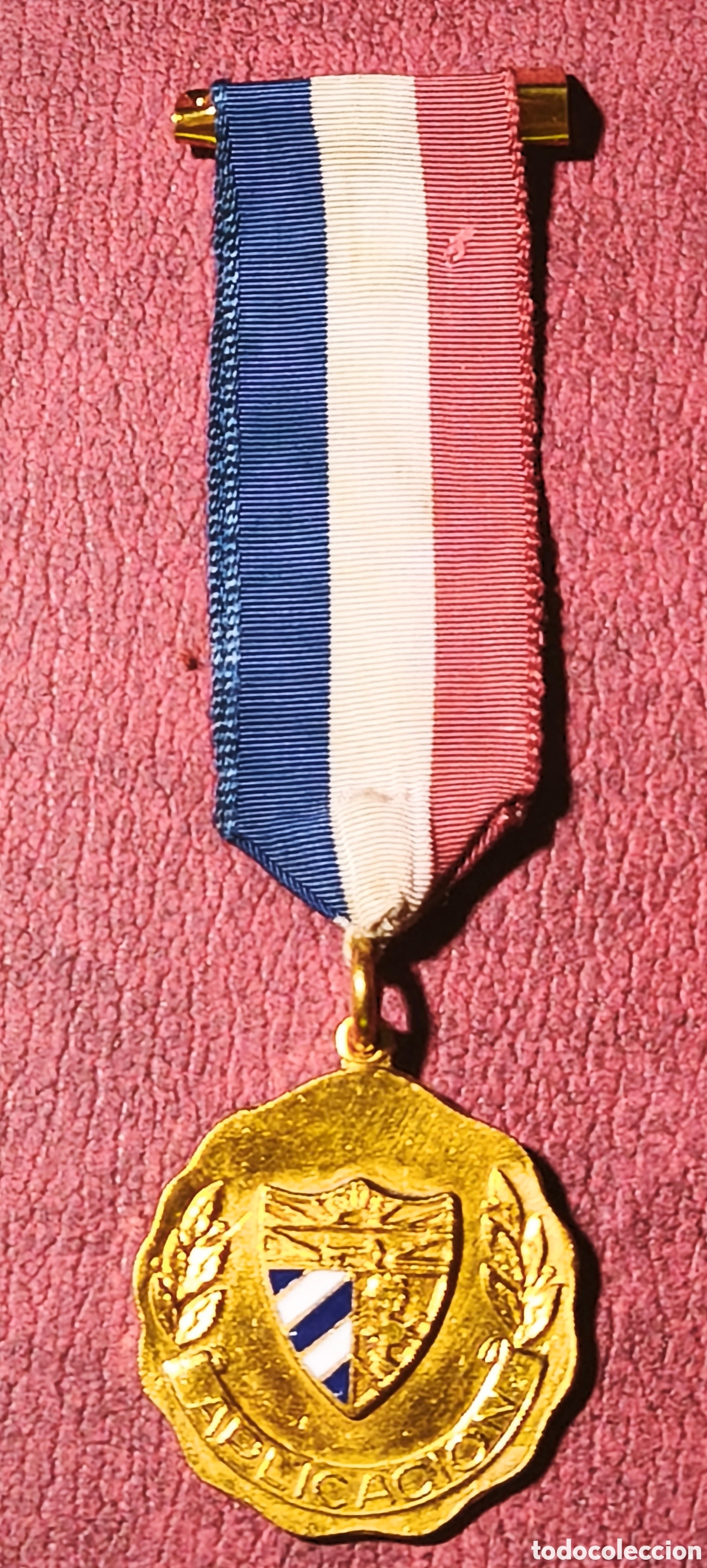 Colecionismo: Cuba. A&ntilde;os '80. Medalla al m&eacute;rito escolar. Aplicaci&oacute;n