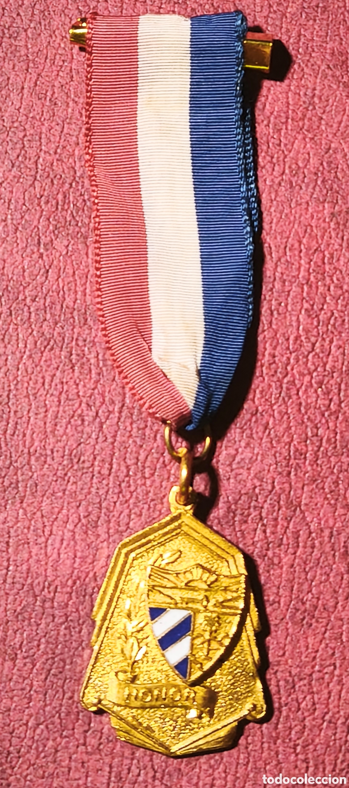 Colecionismo: Cuba. A&ntilde;os '80. Medalla al m&eacute;rito escolar. Honor
