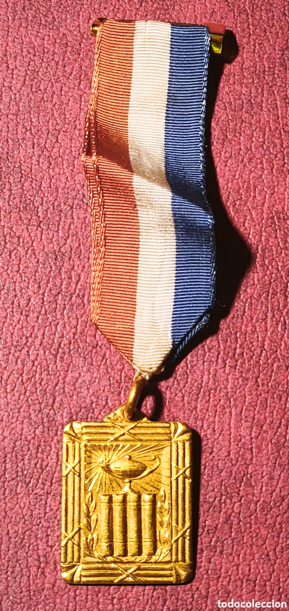 Colecionismo: Cuba. A&ntilde;os '80. Medalla al m&eacute;rito escolar