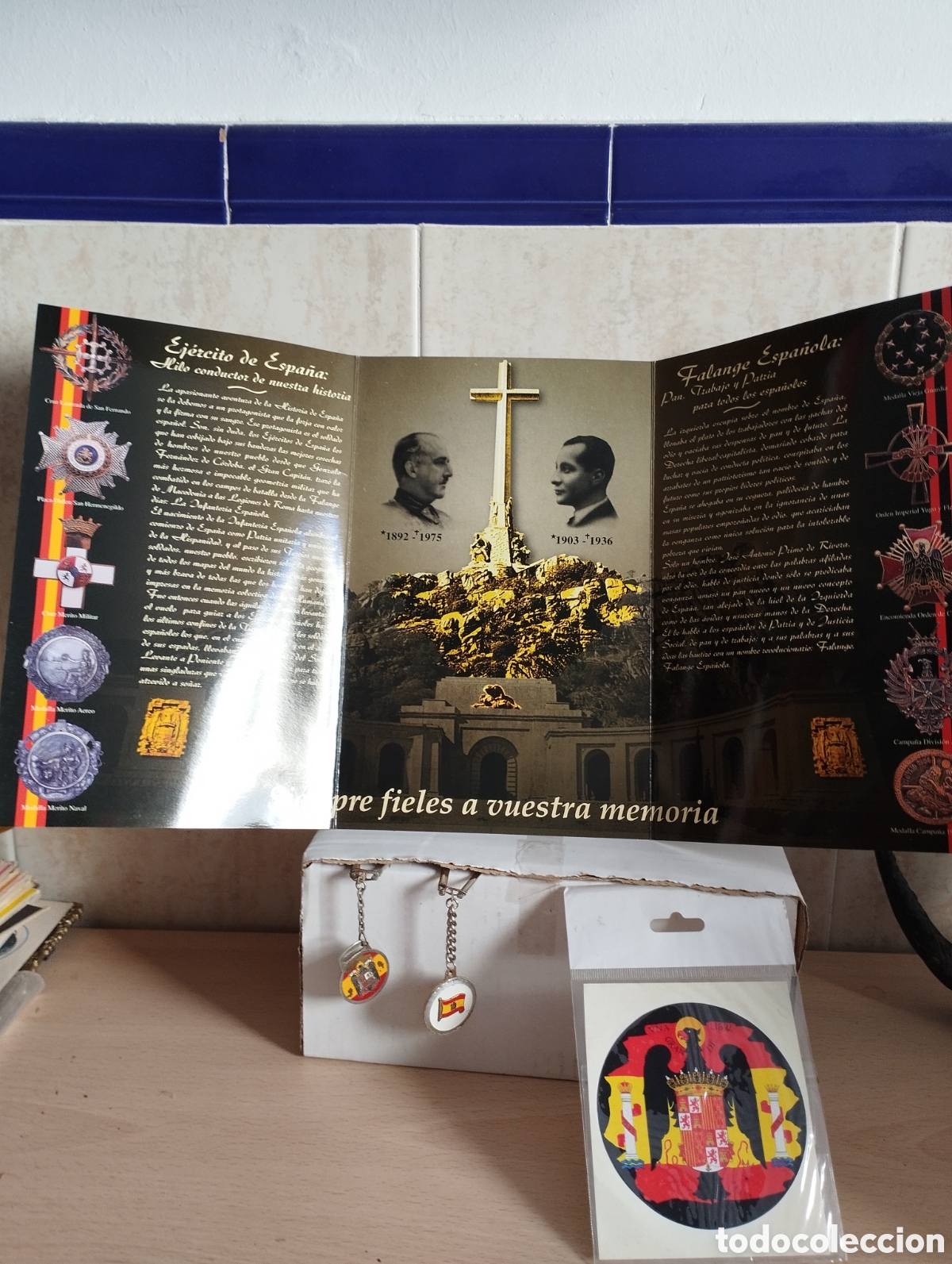 Collectionnisme: FRANCISCO FRANCO LOTE DOS LLAVEROS+TR&Iacute;PTICO+ADHESIVO
