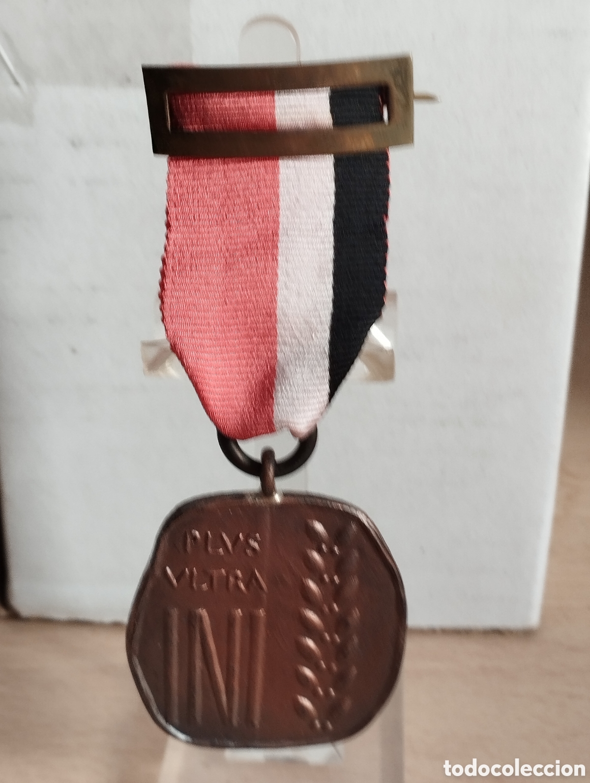 Coleccionismo: ANTIGUA MEDALLA PLUS ULTRA - Foto 1