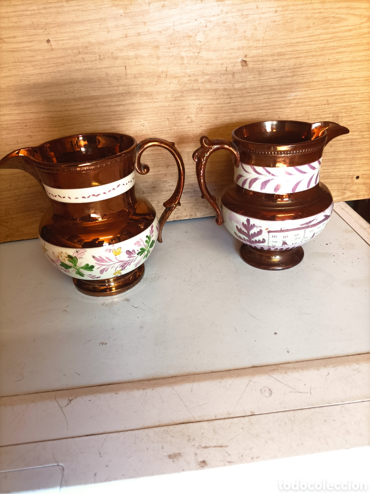 Coleccionismo: Dos jarras de reflejos met&aacute;licos en porcelana de Britol