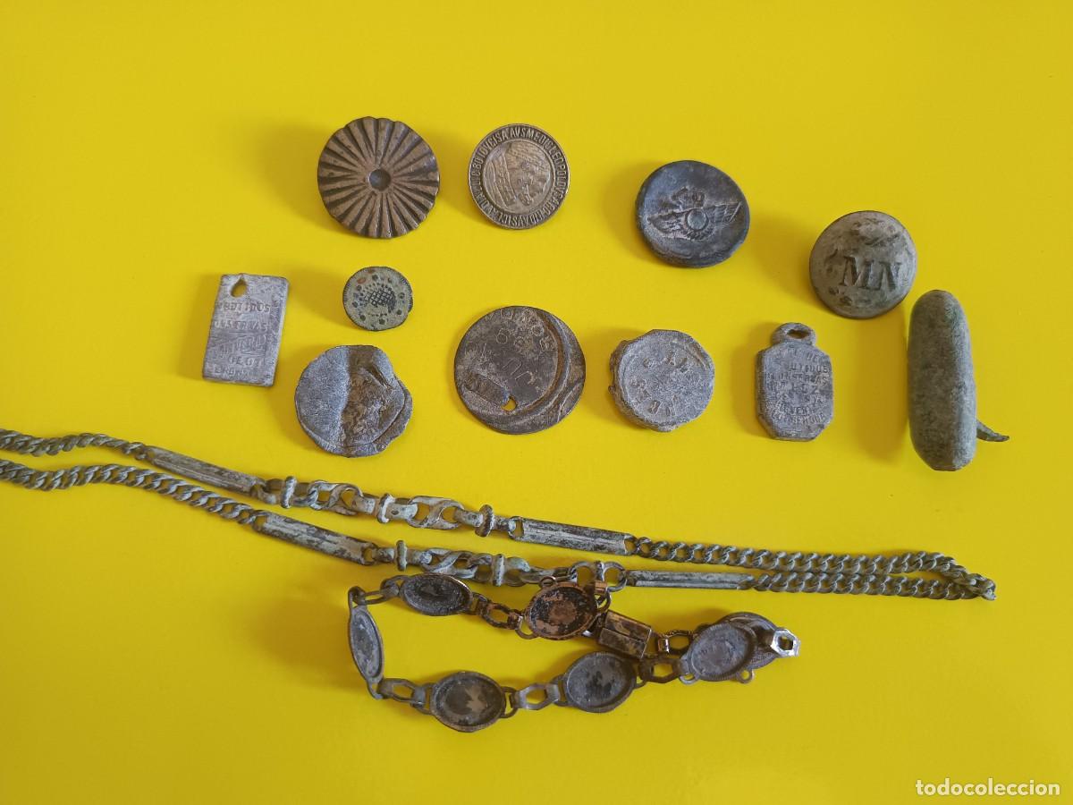 Colecionismo: Lote metal botones militares, pulseras, sellos...