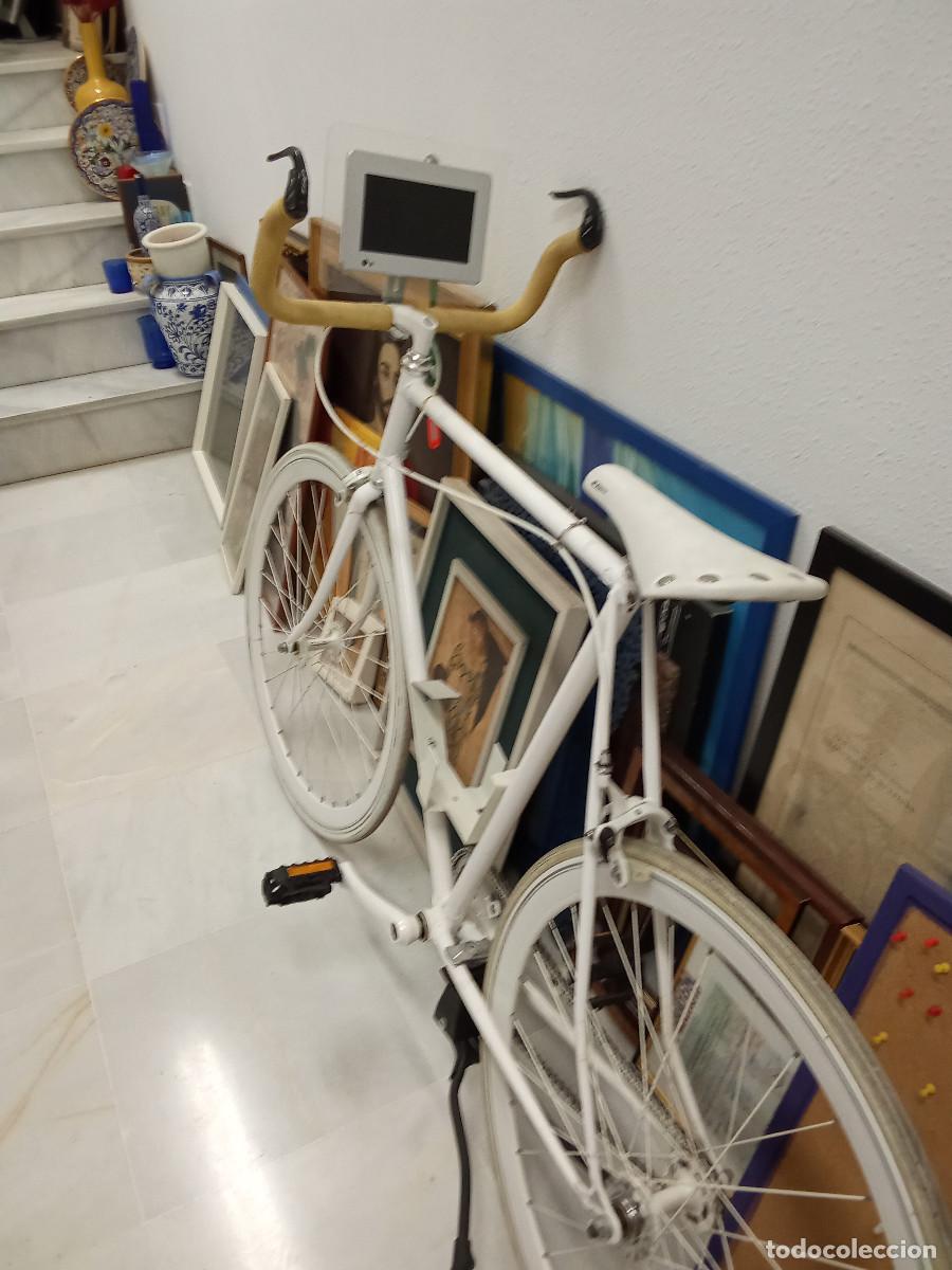 Colecionismo: BICICLETA ORIGINAL, COLOR BLANCO, BATERIA MONITOR 12 VOLTIOS REF. DATO