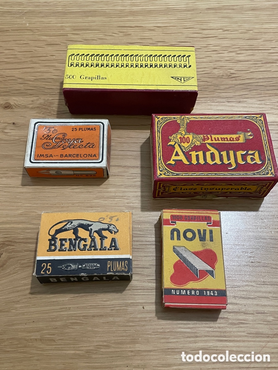 Collecting: Lote-colecci&oacute;n de cinco cajas con material escolar de los a&ntilde;os 30 y 40. Grapas, plumas.
