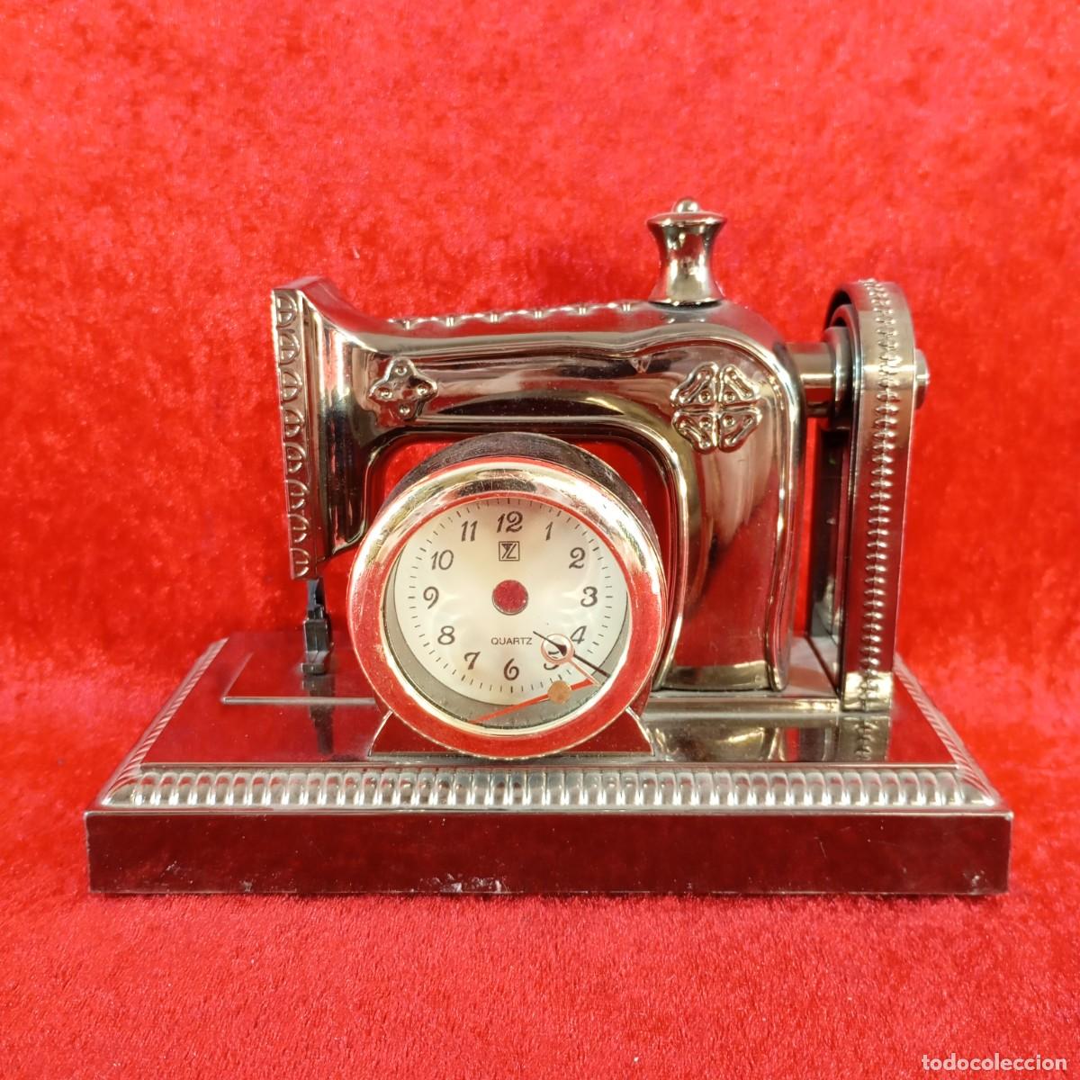 Collectionnisme: PRECIOSA MAQUINA DE COSER DE DECORACI&Oacute;N CON ANTIGUO RELOJ PARA RESTAURAR - 20 CM