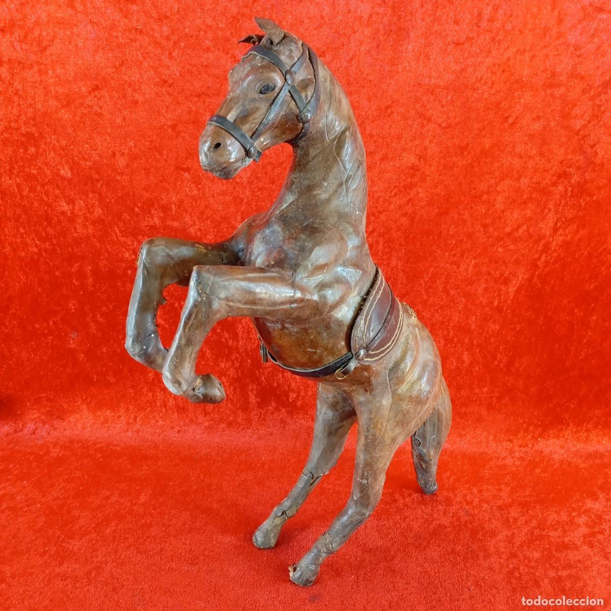 Colecionismo: PRECIOSO CABALLO DE PIEL O CUERO - HECHO A MANO - 37 CM ALTURA - PIEZA DE MUSEO