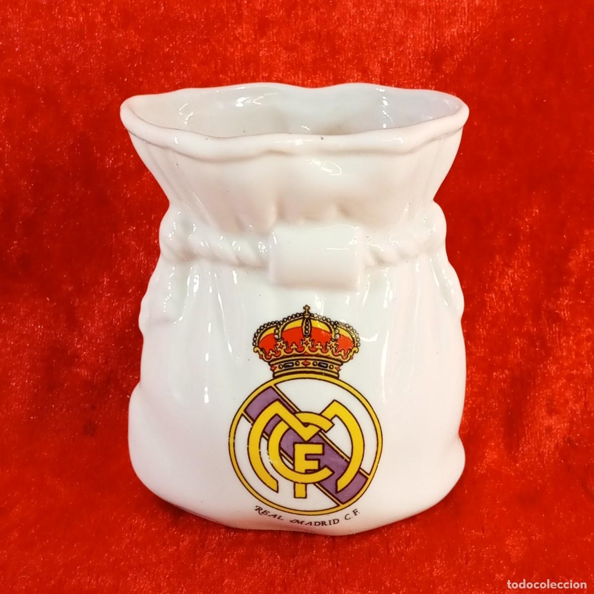 Colecionismo: SACO DE PORCELANA CON ESCUDO DEL REAL MADRID C. F. - CLUB DE FUTBOL - 8 CM