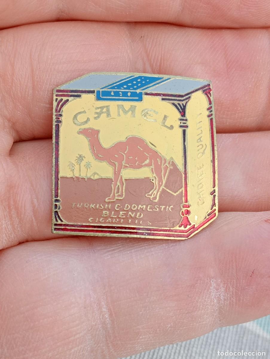 Coleccionismo: INSIGNIAS ANTIGUA TABACO CAMEL PAQUETE CIGARRILLOS TEMA ALCOHOL Y TABACO PINS