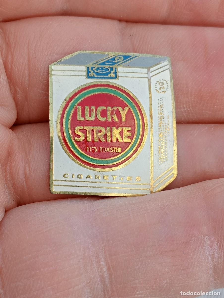 Coleccionismo: INSIGNIAS ANTIGUA TABACO LUCKY STRIKE PAQUETE CIGARRILLOS TEMA ALCOHOL Y TABACO PINS
