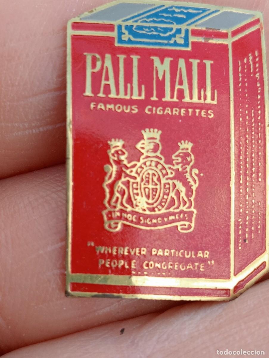 Coleccionismo: INSIGNIAS ANTIGUA TABACO PALL MALL PAQUETE CIGARRILLOS TEMA ALCOHOL Y TABACO PINS