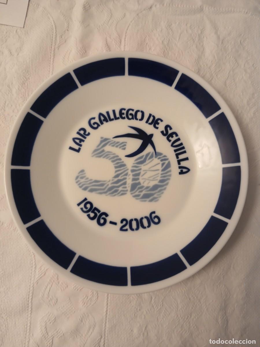 Coleccionismo: Plato conmemorativo de porcelana de Sargadelos que celebra el 50 aniversario del Lar Gallego de Sevi