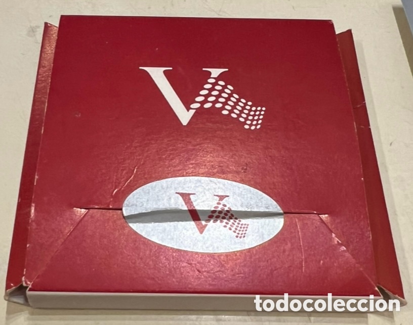Sammeln: Pin y alfiler a juego. Con bandera. Metal dorado. A&ntilde;os 90.