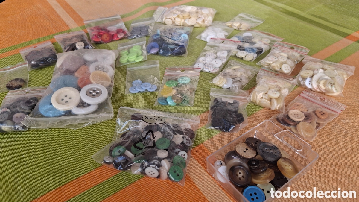 Collezionismo: BOTONES VARIADOS. LOTE.