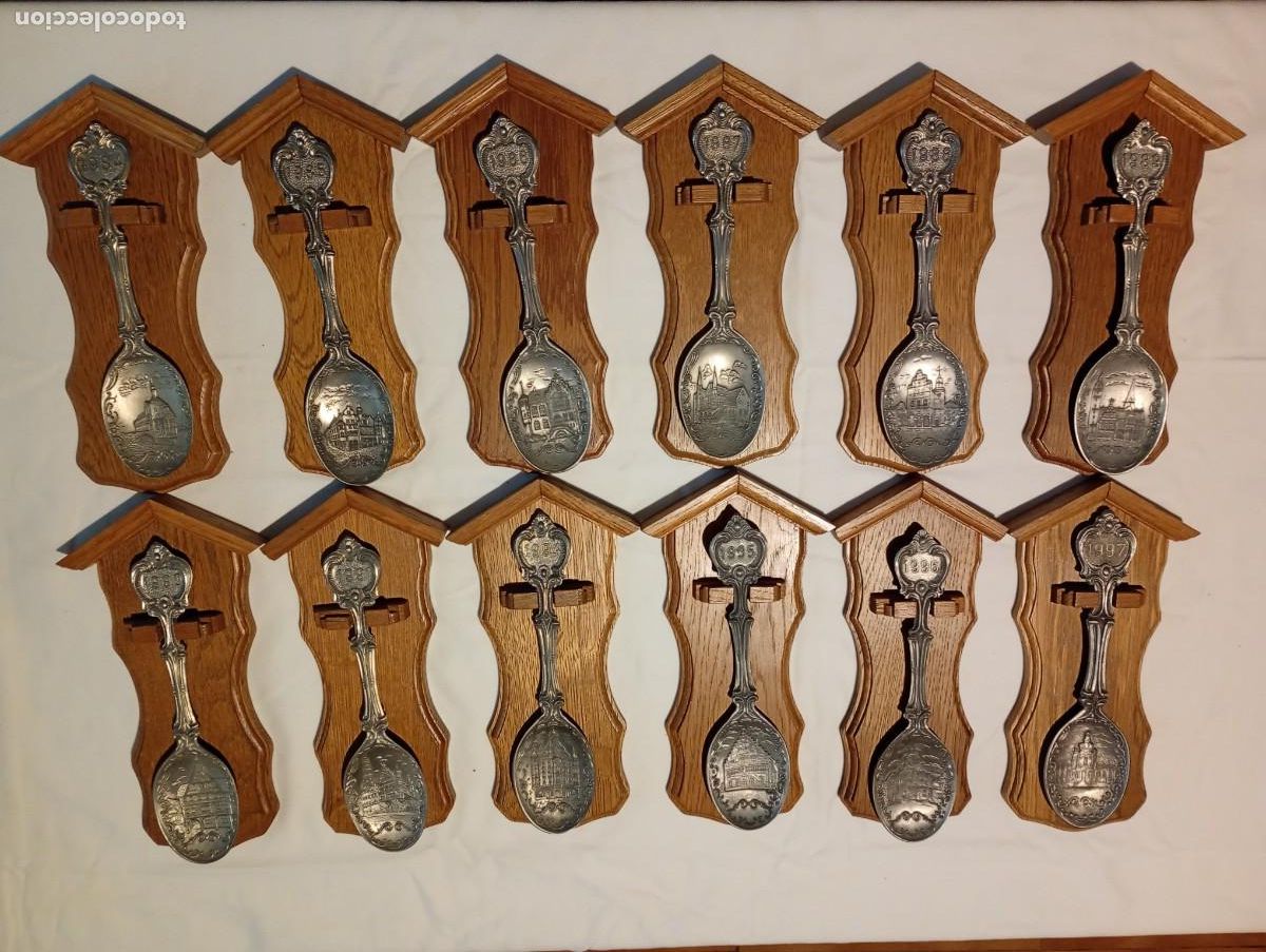 Collectionnisme: Lote 12 Antiguas Cucharas de Colecci&oacute;n Alemanas (Jahresl&ouml;ffel) | Peltre / Esta&ntilde;o (Zinn) con Soporte