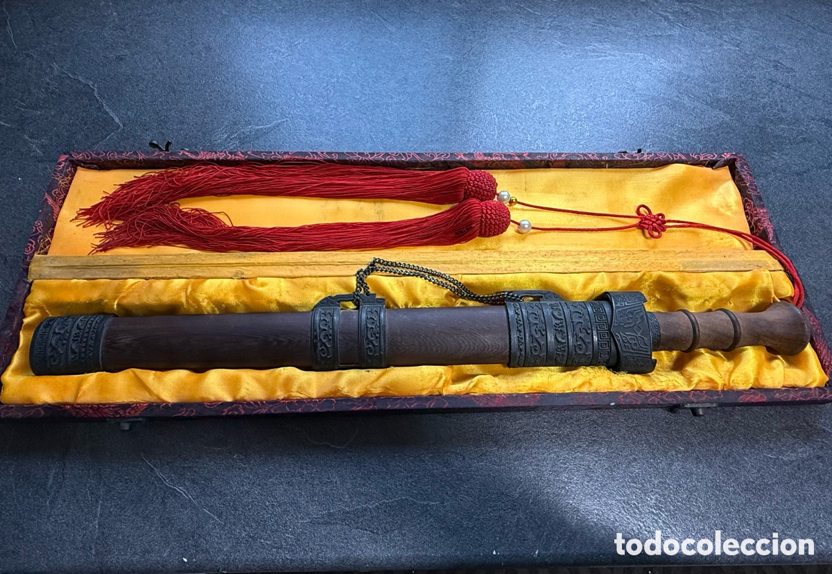 Sammeln: Espada &ldquo;Jian&rdquo;china con hoja de acero y vaina de madera tallada y borlas