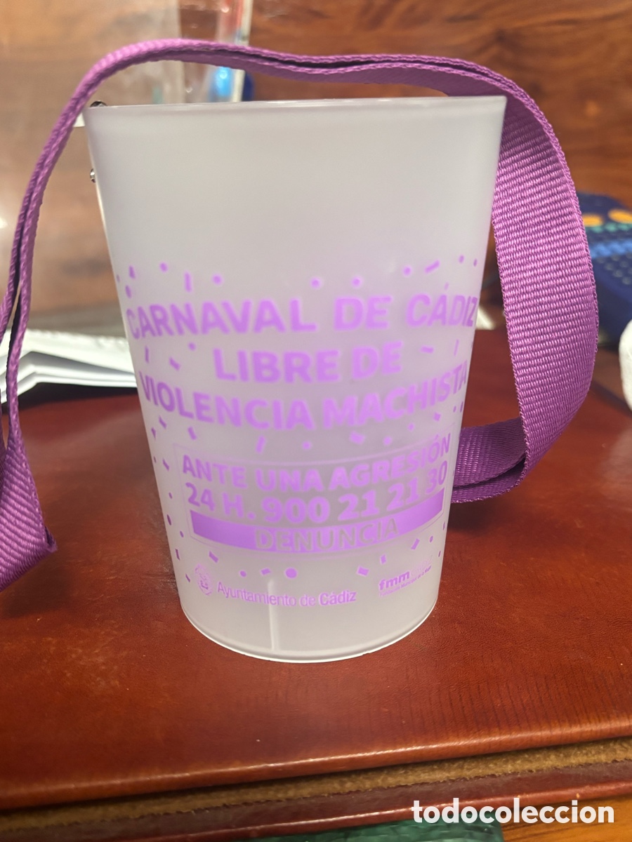 Coleccionismo: VASO PL&Aacute;STICO CON LANYER CARNAVAL C&Aacute;DIZ LIBRE DE VIOLENCIA