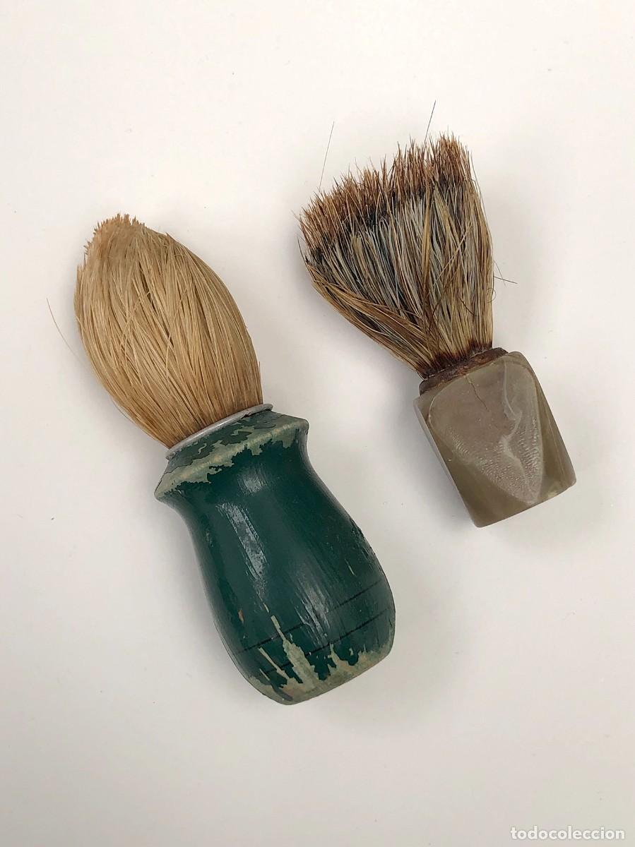 Collecting: Lote de 2 antiguas brochas de afeitar de madera y baquelita / resina. Guerra Civil. Posguerra