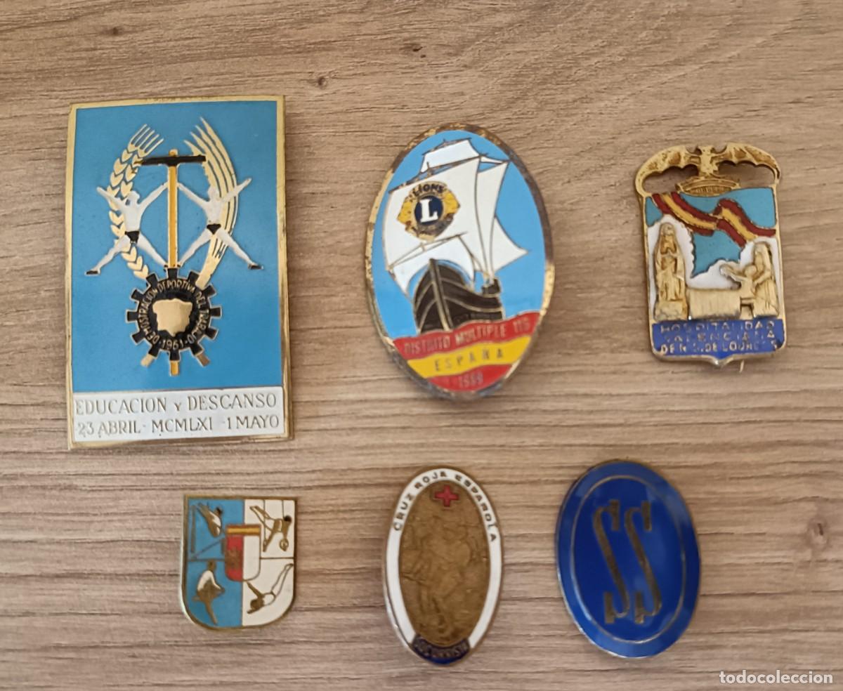 Coleccionismo: Lote 6 Insignias Met&aacute;licas Antiguas, Servicio Social de la Mujer, Cruz Roja, Educaci&oacute;n y Descanso